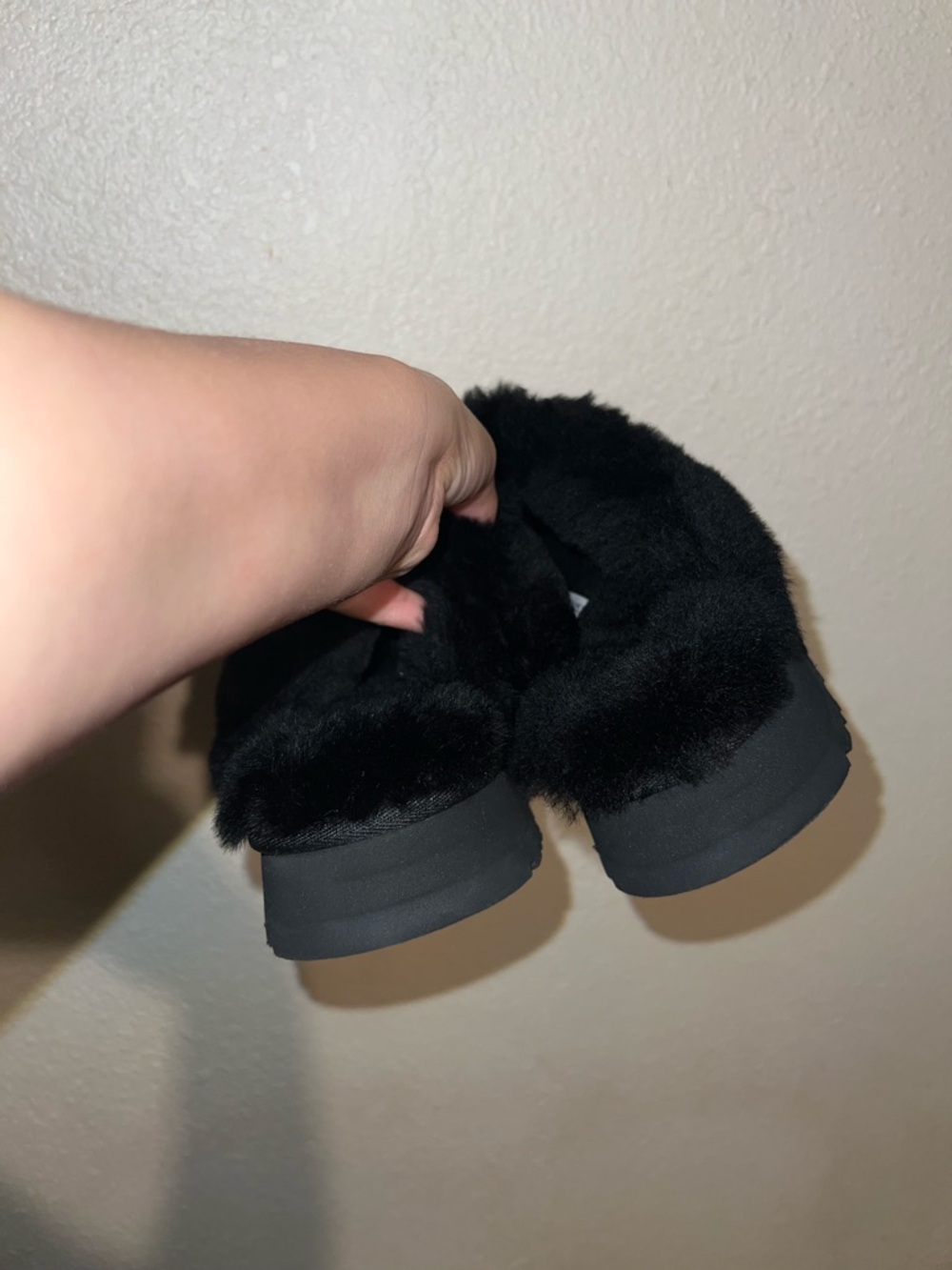 New in Box Ugg Disquette Black 1 Inch Platform Sheep Fur Slippers - Picture 5 of 10